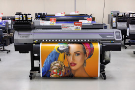 В демозале "Смарт-Т" установлен экосольвентный принтер Mimaki JV100