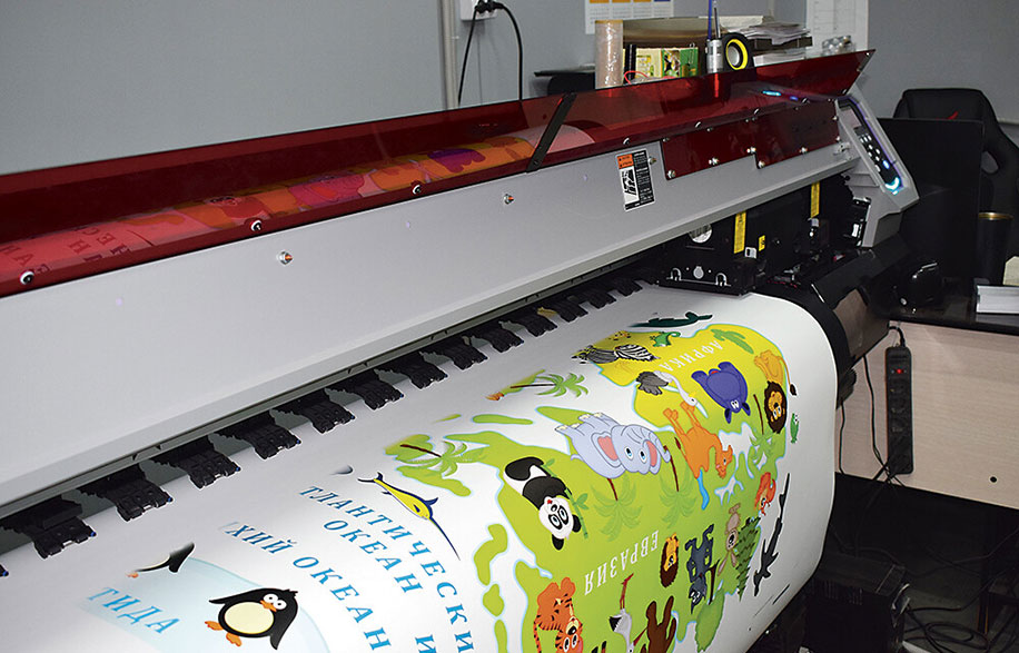 Рулонный УФ-принтер Mimaki UJV100–160 - это доступный пропуск на рынок профессиональной УФ-печати с легендарной японской надёжностью