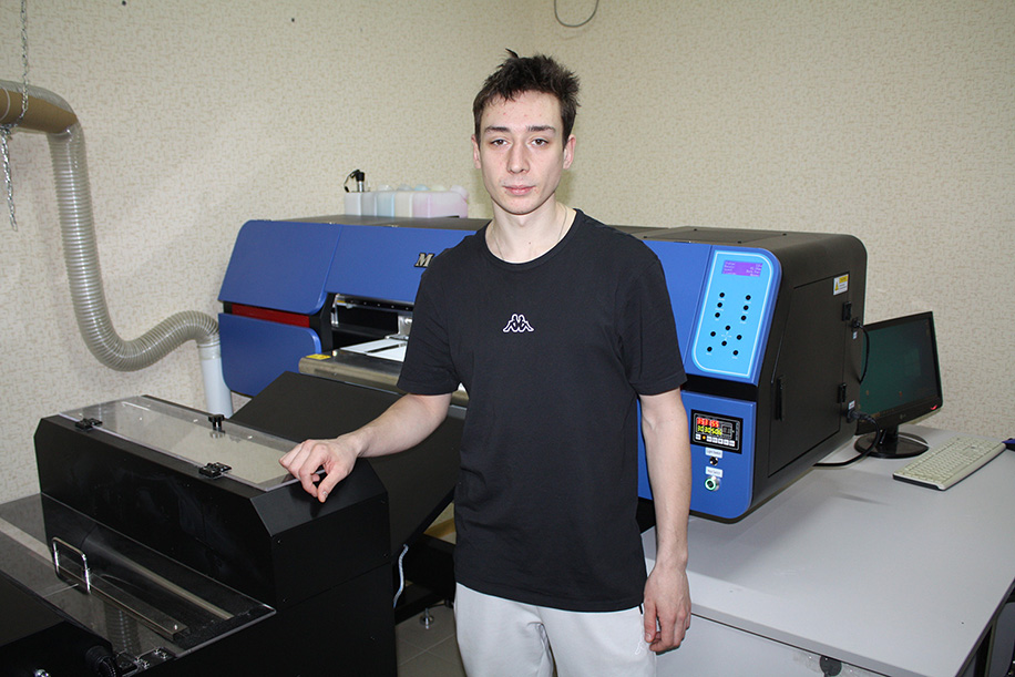 Рис.4 – За выполнение заказов с помощью DTF-комплекса отвечает печатник Герман Новиков