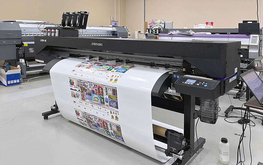 Рис. 3. Принтер-каттер Mimaki CJV200-160 в демозале «Смарт-Т»