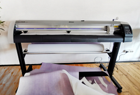 Режущий плоттер Mimaki на производстве лекал для пошива униформы