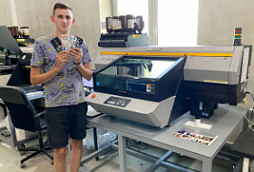 Уже второй Mimaki UJF-6042 MkII e на производстве чехлов для телефонов